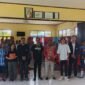 Panitia Generasi inspirasi bersama Kepala Sekolah SMP Kartika, Yermias Eliasar Alunat, dan para siswa yang mengikuti seminar melakukan sesi foto bersama. (Foto: Galeri Papua/Kevin Kurni)