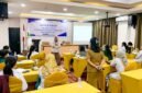 Narasumber sedang memaparkan materi kepada audiens pada workshop yang berlangsung di lantai 2 Hotel Grand Tembaga, Selasa (2/6/2026). (Foto: Galeri Papua/Ahmad)