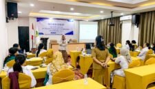Narasumber sedang memaparkan materi kepada audiens pada workshop yang berlangsung di lantai 2 Hotel Grand Tembaga, Selasa (2/6/2026). (Foto: Galeri Papua/Ahmad)