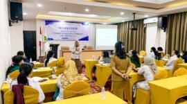 Narasumber sedang memaparkan materi kepada audiens pada workshop yang berlangsung di lantai 2 Hotel Grand Tembaga, Selasa (2/6/2026). (Foto: Galeri Papua/Ahmad)