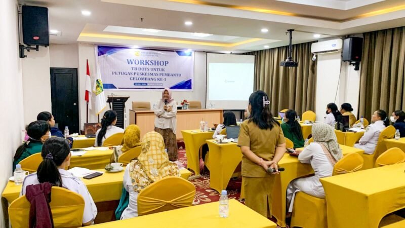 Narasumber sedang memaparkan materi kepada audiens pada workshop yang berlangsung di lantai 2 Hotel Grand Tembaga, Selasa (2/6/2026). (Foto: Galeri Papua/Ahmad)