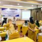 Narasumber sedang memaparkan materi kepada audiens pada workshop yang berlangsung di lantai 2 Hotel Grand Tembaga, Selasa (2/6/2026). (Foto: Galeri Papua/Ahmad)