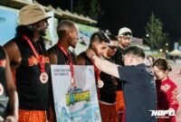 Pengalungan medali kepada para pemain Curry Bombers usai meraih juara 3 dalam ajang NBFO. (Kedua dari kiri) Wrestle Mansawan.  (Foto: Istimewa/NBFO)
