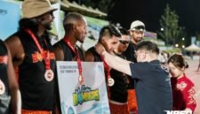 Pengalungan medali kepada para pemain Curry Bombers usai meraih juara 3 dalam ajang NBFO. (Kedua dari kiri) Wrestle Mansawan.  (Foto: Istimewa/NBFO)