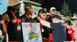 Pengalungan medali kepada para pemain Curry Bombers usai meraih juara 3 dalam ajang NBFO. (Kedua dari kiri) Wrestle Mansawan.  (Foto: Istimewa/NBFO)