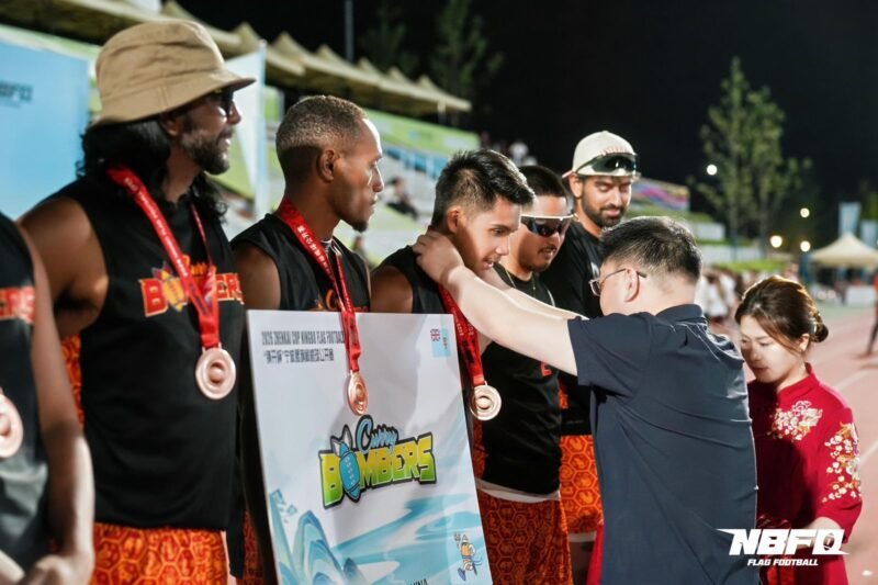 Pengalungan medali kepada para pemain Curry Bombers usai meraih juara 3 dalam ajang NBFO. (Kedua dari kiri) Wrestle Mansawan.  (Foto: Istimewa/NBFO)