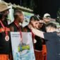 Pengalungan medali kepada para pemain Curry Bombers usai meraih juara 3 dalam ajang NBFO. (Kedua dari kiri) Wrestle Mansawan.  (Foto: Istimewa/NBFO)