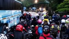 Suasana di Check Point Kuala Kencana ketika adanya aksi pada Kamis (4/6/2026). (Foto: Istimewa/Tangkapan layar video amatir warga)