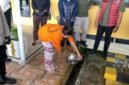 Seorang tersangka menuangkan barang bukti sabu yang telah dilarutkan ke dalam air panas pada kegiatan pemusnahan barang bukti narkotika di Mako Polres Mimika, Jalan Agimuga, Mile 32, Mimika, Papua Tengah, Kamis (4/6/2026). (Foto: Galeri Papua/Ahmad)