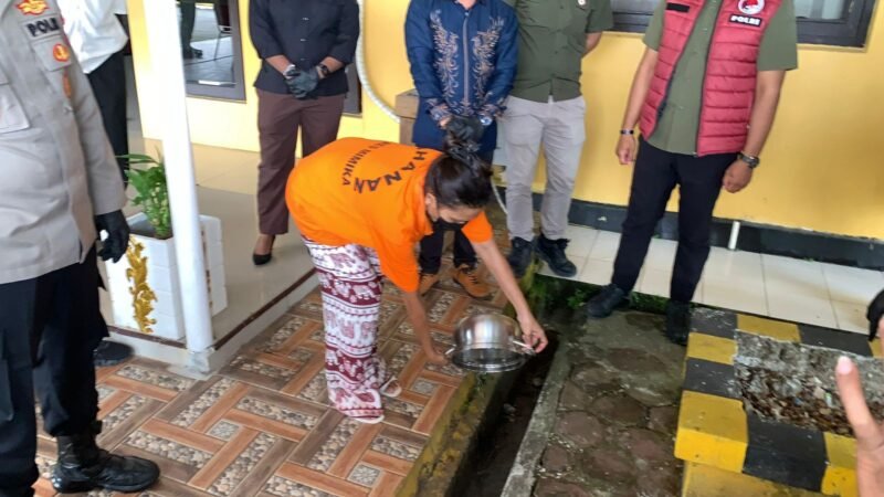 Seorang tersangka menuangkan barang bukti sabu yang telah dilarutkan ke dalam air panas pada kegiatan pemusnahan barang bukti narkotika di Mako Polres Mimika, Jalan Agimuga, Mile 32, Mimika, Papua Tengah, Kamis (4/6/2026). (Foto: Galeri Papua/Ahmad)