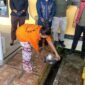 Seorang tersangka menuangkan barang bukti sabu yang telah dilarutkan ke dalam air panas pada kegiatan pemusnahan barang bukti narkotika di Mako Polres Mimika, Jalan Agimuga, Mile 32, Mimika, Papua Tengah, Kamis (4/6/2026). (Foto: Galeri Papua/Ahmad)