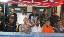Kapolres Biak Numfor bersama tim gabungan melaksanakan Konferensi Pers terkait perkembangan lanjutan pasca ledakan di lokasi kejadian pada rabu (3/6/2026) malam. (Foto: Istimewa/Humas Polres Biak Numfor)