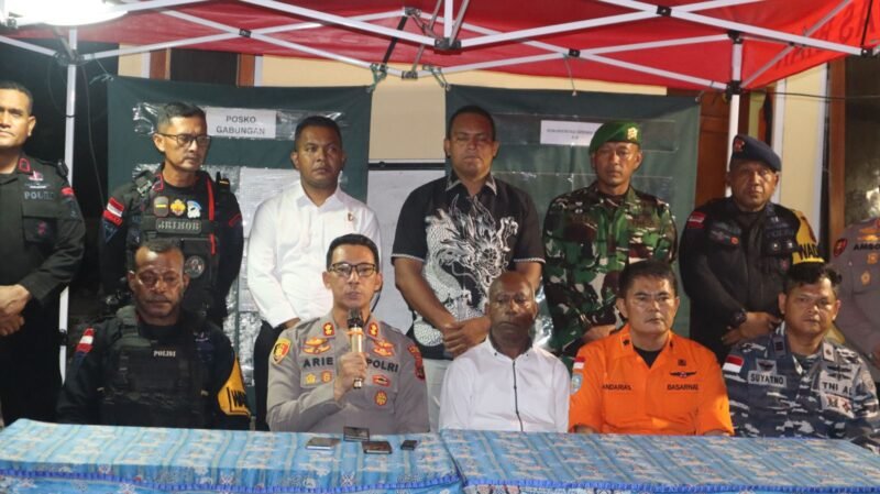 Kapolres Biak Numfor bersama tim gabungan melaksanakan Konferensi Pers terkait perkembangan lanjutan pasca ledakan di lokasi kejadian pada rabu (3/6/2026) malam. (Foto: Istimewa/Humas Polres Biak Numfor)