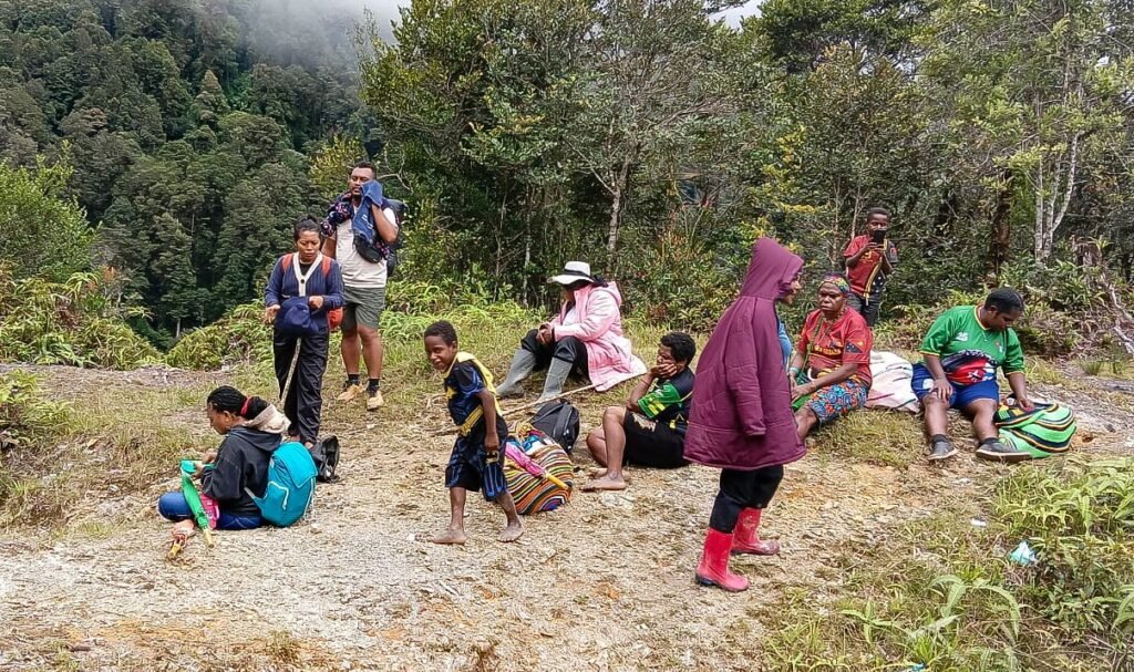 Rombongan tenaga kesehatan Puskesmas Aroanop beristirahat dalam perjalanan 12 jam dari Kampung Ainggogin ke Kampung Banti, Distrik Tembagapura, Kabupaten Mimika, Papua Tengah, Rabu (3/6/2026). (Foto: Istimewa/Dok. Puskesmas Aroanop)