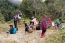 Rombongan tenaga kesehatan Puskesmas Aroanop beristirahat dalam perjalanan 12 jam dari Kampung Ainggogin ke Kampung Banti, Distrik Tembagapura, Kabupaten Mimika, Papua Tengah, Rabu (3/6/2026). (Foto: Istimewa/Dok. Puskesmas Aroanop)