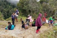 Rombongan tenaga kesehatan Puskesmas Aroanop beristirahat dalam perjalanan 12 jam dari Kampung Ainggogin ke Kampung Banti, Distrik Tembagapura, Kabupaten Mimika, Papua Tengah, Rabu (3/6/2026). (Foto: Istimewa/Dok. Puskesmas Aroanop)
