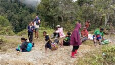 Rombongan tenaga kesehatan Puskesmas Aroanop beristirahat dalam perjalanan 12 jam dari Kampung Ainggogin ke Kampung Banti, Distrik Tembagapura, Kabupaten Mimika, Papua Tengah, Rabu (3/6/2026). (Foto: Istimewa/Dok. Puskesmas Aroanop)