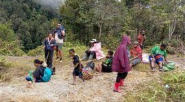 Rombongan tenaga kesehatan Puskesmas Aroanop beristirahat dalam perjalanan 12 jam dari Kampung Ainggogin ke Kampung Banti, Distrik Tembagapura, Kabupaten Mimika, Papua Tengah, Rabu (3/6/2026). (Foto: Istimewa/Dok. Puskesmas Aroanop)