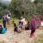 Rombongan tenaga kesehatan Puskesmas Aroanop beristirahat dalam perjalanan 12 jam dari Kampung Ainggogin ke Kampung Banti, Distrik Tembagapura, Kabupaten Mimika, Papua Tengah, Rabu (3/6/2026). (Foto: Istimewa/Dok. Puskesmas Aroanop)