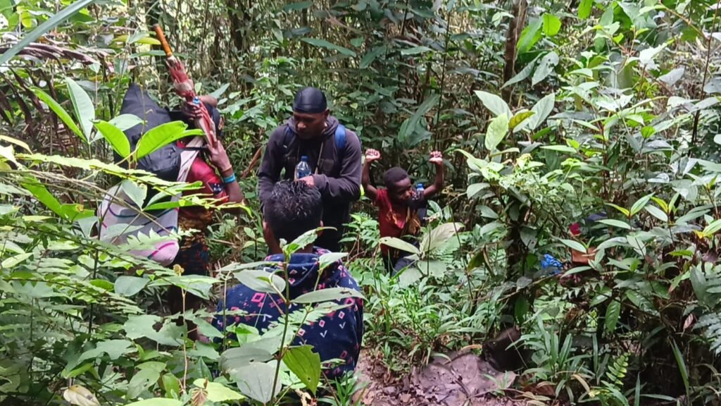 Rombongan tenaga kesehatan Puskesmas Aroanop beristirahat di tengah perjalanan 12 jam dari Kampung Ainggogin ke Kampung Banti, Distrik Tembagapura, Kabupaten Mimika, Papua Tengah, Rabu (3/6/2026). (Foto: Istimewa/Dok. Puskesmas Aroanop)