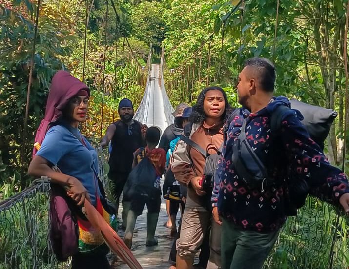 Rombongan tenaga kesehatan Puskesmas Aroanop beristirahat di salah satu jembatan dalam perjalanan dari Kampung Ainggogin ke Kampung Banti, Distrik Tembagapura, Kabupaten Mimika, Papua Tengah, Rabu (3/6/2026). (Foto: Istimewa/Dok. Puskesmas Aroanop)
