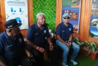 Bupati Mimika, Johannes Rettob (tengah), didampingi Wakil Bupati, Emanuel Kemong, bersama Direktur Executive Vice President Sustainable Development PT Freeport Indonesia, Claus wamafma, bertemu awak media usai mengunjungi stand yang ada di Expo Lingkungan di Halaman Eme Neme Yauware. (Foto: Galeri Papua/Kevin Kurni)