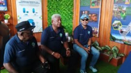 Bupati Mimika, Johannes Rettob (tengah), didampingi Wakil Bupati, Emanuel Kemong, bersama Direktur Executive Vice President Sustainable Development PT Freeport Indonesia, Claus wamafma, bertemu awak media usai mengunjungi stand yang ada di Expo Lingkungan di Halaman Eme Neme Yauware. (Foto: Galeri Papua/Kevin Kurni)