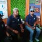 Bupati Mimika, Johannes Rettob (tengah), didampingi Wakil Bupati, Emanuel Kemong, bersama Direktur Executive Vice President Sustainable Development PT Freeport Indonesia, Claus wamafma, bertemu awak media usai mengunjungi stand yang ada di Expo Lingkungan di Halaman Eme Neme Yauware. (Foto: Galeri Papua/Kevin Kurni)