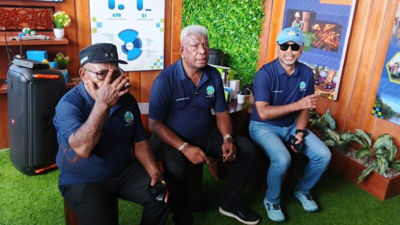 Bupati Mimika, Johannes Rettob (tengah), didampingi Wakil Bupati, Emanuel Kemong, bersama Direktur Executive Vice President Sustainable Development PT Freeport Indonesia, Claus wamafma, bertemu awak media usai mengunjungi stand yang ada di Expo Lingkungan di Halaman Eme Neme Yauware. (Foto: Galeri Papua/Kevin Kurni)