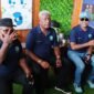 Bupati Mimika, Johannes Rettob (tengah), didampingi Wakil Bupati, Emanuel Kemong, bersama Direktur Executive Vice President Sustainable Development PT Freeport Indonesia, Claus wamafma, bertemu awak media usai mengunjungi stand yang ada di Expo Lingkungan di Halaman Eme Neme Yauware. (Foto: Galeri Papua/Kevin Kurni)