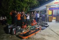 Tim gabungan beserta sejumlah barang bukti dan 17 potongan tubuh yang berada di dalam kantong mayat. (Foto: Istimewa/Humas Polres Biak Numfor)