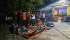 Tim gabungan beserta sejumlah barang bukti dan 17 potongan tubuh yang berada di dalam kantong mayat. (Foto: Istimewa/Humas Polres Biak Numfor)