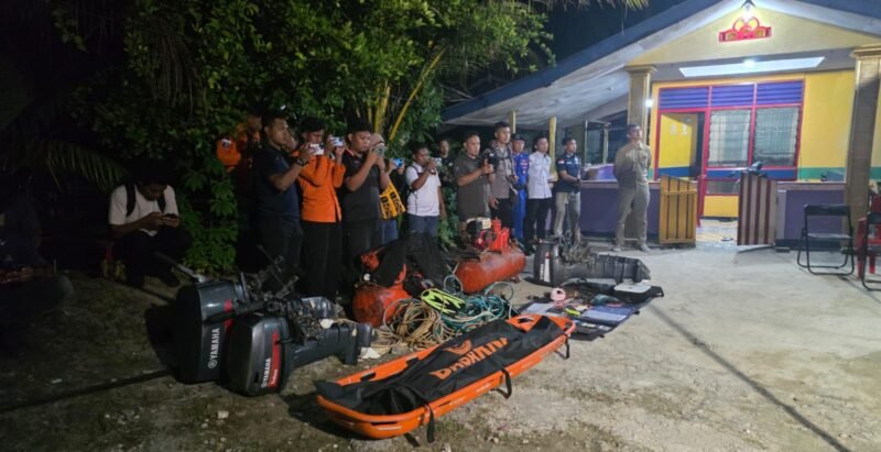 Tim gabungan beserta sejumlah barang bukti dan 17 potongan tubuh yang berada di dalam kantong mayat. (Foto: Istimewa/Humas Polres Biak Numfor)