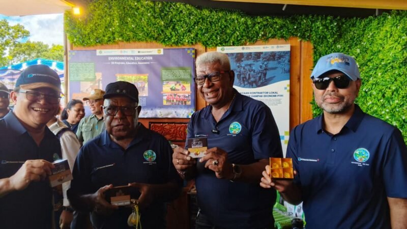 (Dari kiri) Vice President Environmental PT Freeport Indonesia, Gesang Setyadi; Wakil Bupati, Emanuel Kemong; Bupati Mimika, Johannes Rettob; dan Direktur Executive Vice President Sustainable Development PT Freeport Indonesia, Claus wamafma dalam acara Expo Lingkungan di Halaman Eme Neme Yauware. (Foto: Galeri Papua/Kevin Kurni)