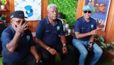 (Dari kanan) Direktur Executive Vice President Sustainable Development PT Freeport Indonesia, Claus wamafma; Bupati Mimika, Johannes Rettob; dan Wakil Bupati, Emanuel Kemong bertemu awak media usai mengunjungi stand yang ada di Expo Lingkungan di Halaman Eme Neme Yauware. (Foto: Galeri Papua/Kevin Kurni)