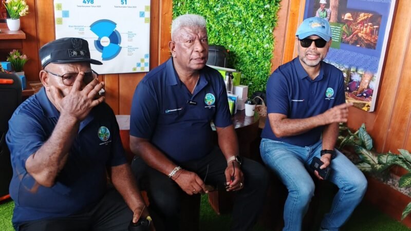 (Dari kanan) Direktur Executive Vice President Sustainable Development PT Freeport Indonesia, Claus wamafma; Bupati Mimika, Johannes Rettob; dan Wakil Bupati, Emanuel Kemong bertemu awak media usai mengunjungi stand yang ada di Expo Lingkungan di Halaman Eme Neme Yauware. (Foto: Galeri Papua/Kevin Kurni)