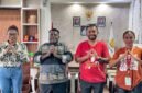 Foto bersama Kepala Dinas Koperasi dan UMKM Kabupaten Mimika, Samuel Yogi, dengan jajaran Tifa Creative di Kantor Dinas Koperasi dan UMKM Mimika, Jalan Poros SP3, Timika, Sabtu (6/6/2026) sore, usai melaksanakan Konferensi pers. (Foto: Galeri Papua/Endy Langobelen)