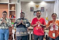 Foto bersama Kepala Dinas Koperasi dan UMKM Kabupaten Mimika, Samuel Yogi, dengan jajaran Tifa Creative di Kantor Dinas Koperasi dan UMKM Mimika, Jalan Poros SP3, Timika, Sabtu (6/6/2026) sore, usai melaksanakan Konferensi pers. (Foto: Galeri Papua/Endy Langobelen)