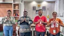 Foto bersama Kepala Dinas Koperasi dan UMKM Kabupaten Mimika, Samuel Yogi, dengan jajaran Tifa Creative di Kantor Dinas Koperasi dan UMKM Mimika, Jalan Poros SP3, Timika, Sabtu (6/6/2026) sore, usai melaksanakan Konferensi pers. (Foto: Galeri Papua/Endy Langobelen)