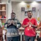 Foto bersama Kepala Dinas Koperasi dan UMKM Kabupaten Mimika, Samuel Yogi, dengan jajaran Tifa Creative di Kantor Dinas Koperasi dan UMKM Mimika, Jalan Poros SP3, Timika, Sabtu (6/6/2026) sore, usai melaksanakan Konferensi pers. (Foto: Galeri Papua/Endy Langobelen)