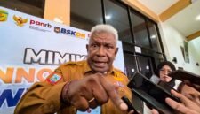 Bupati Mimika, Johannes Rettob, saat memberikan penjelasan kepada awak media di Graha Eme Neme Yauware, Timika, Selasa (9/6/2026). (Foto: Galeri Papua/Endy Langobelen)