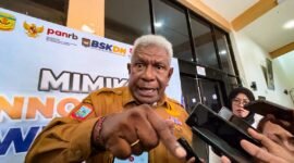 Bupati Mimika, Johannes Rettob, saat memberikan penjelasan kepada awak media di Graha Eme Neme Yauware, Timika, Selasa (9/6/2026). (Foto: Galeri Papua/Endy Langobelen)