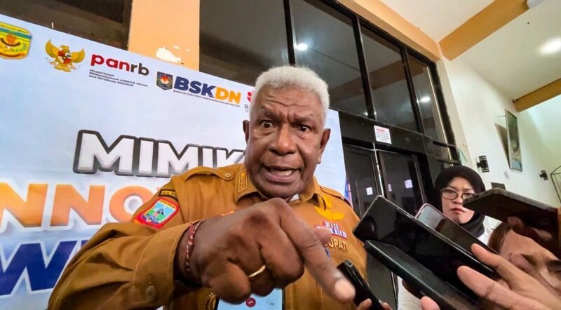 Bupati Mimika, Johannes Rettob, saat memberikan penjelasan kepada awak media di Graha Eme Neme Yauware, Timika, Selasa (9/6/2026). (Foto: Galeri Papua/Endy Langobelen)