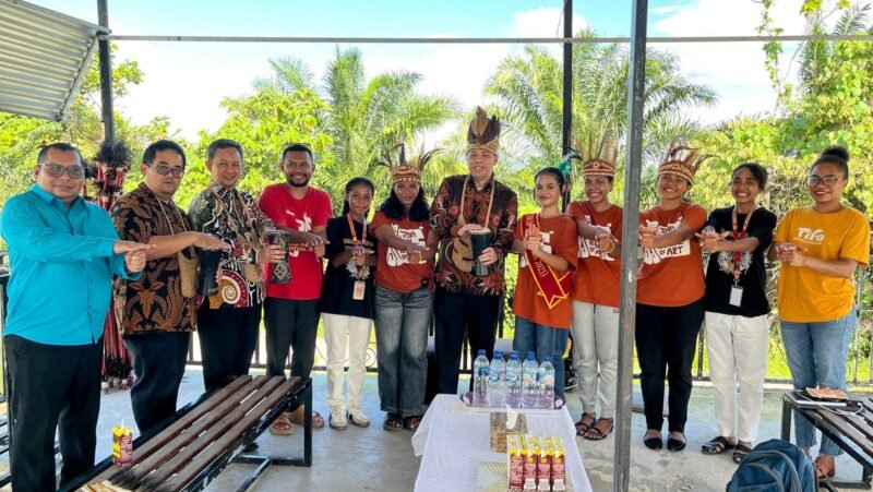 Foto bersama BRIN, BRIDA Mimika, dan Tifa Creative. (Foto: Galeri Papua/Endy Langobelen)