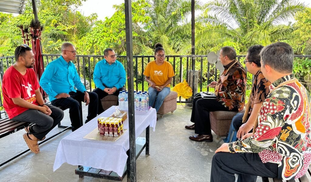 Tifa Creative menjelaskan sejumlah program dan capaiannya kepada BRIN dan BRIDA Mimika. (Foto: Galeri Papua/Endy Langobelen)
