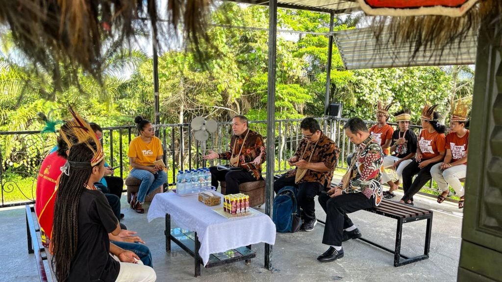 Pertemuan antara BRIN, BRIDA Mimika, dan Tifa Creative di Timika, Papua Tengah. (Foto: Galeri Papua/Endy Langobelen)
