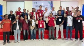 Foto bersama usai kegiatan penjemputan dan pelepasan siswa-siswi ADEM tahun 2023 yang digelar Dinas Pendidikan dan Kebudayaan Provinsi Papua Tengah di Aula SMP Negeri 2 Mimika, Jalan Budi Utomo, Timika, Rabu (10/6/2026). (Foto: Galeri Papua/Endy Langobelen)