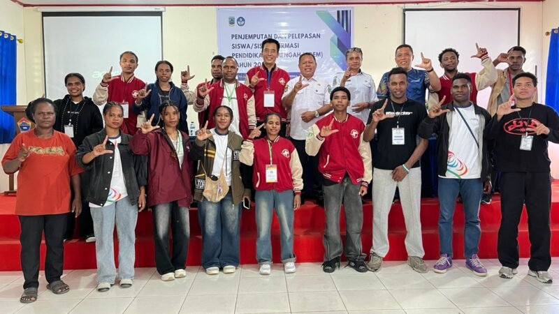 Foto bersama usai kegiatan penjemputan dan pelepasan siswa-siswi ADEM tahun 2023 yang digelar Dinas Pendidikan dan Kebudayaan Provinsi Papua Tengah di Aula SMP Negeri 2 Mimika, Jalan Budi Utomo, Timika, Rabu (10/6/2026). (Foto: Galeri Papua/Endy Langobelen)