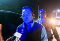 Kapolres Mimika, AKBP Billyandja Budiman, diwawancarai awak media usai mengamankan aksi saling serang di Jalan Cenderawasih, Timika, Papua Tengah. ( Foto: Galeri Papua/ Kevin Kurni)
