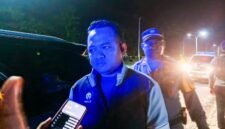 Kapolres Mimika, AKBP Billyandja Budiman, diwawancarai awak media usai mengamankan aksi saling serang di Jalan Cenderawasih, Timika, Papua Tengah. ( Foto: Galeri Papua/ Kevin Kurni)